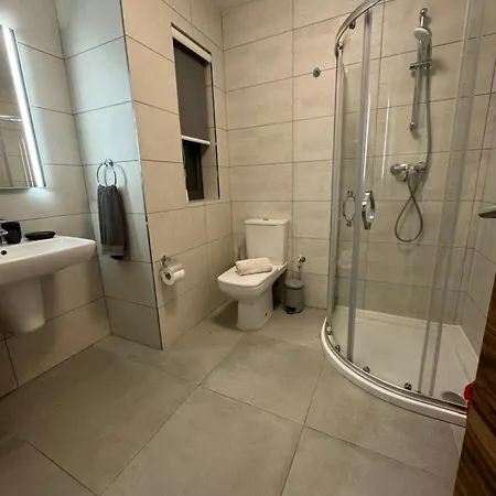 Claremont 1bedroom Apartment *